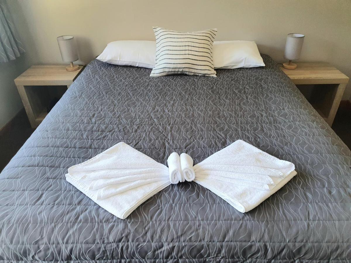 Bay Vista Waterfront Motel Пиктън Екстериор снимка