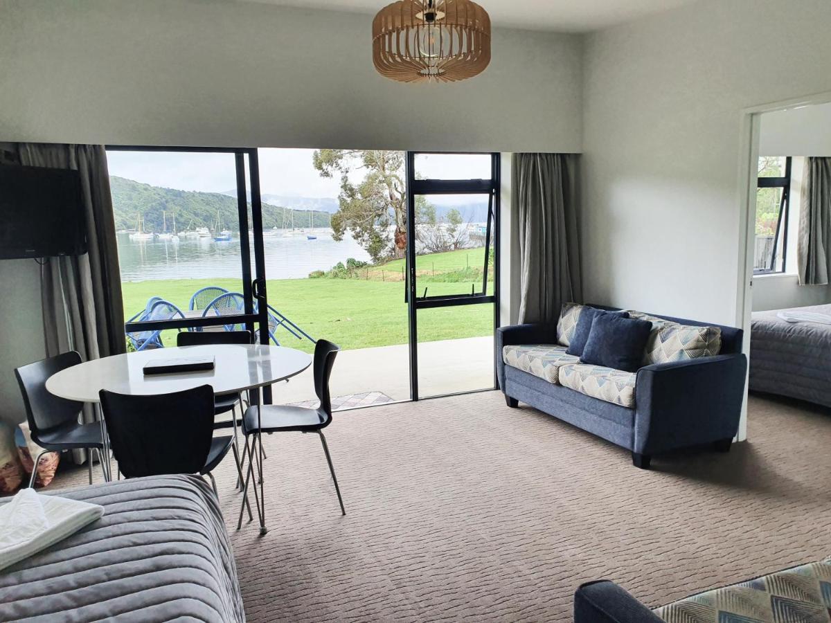 Bay Vista Waterfront Motel Пиктън Екстериор снимка