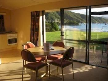 Bay Vista Waterfront Motel Пиктън Екстериор снимка
