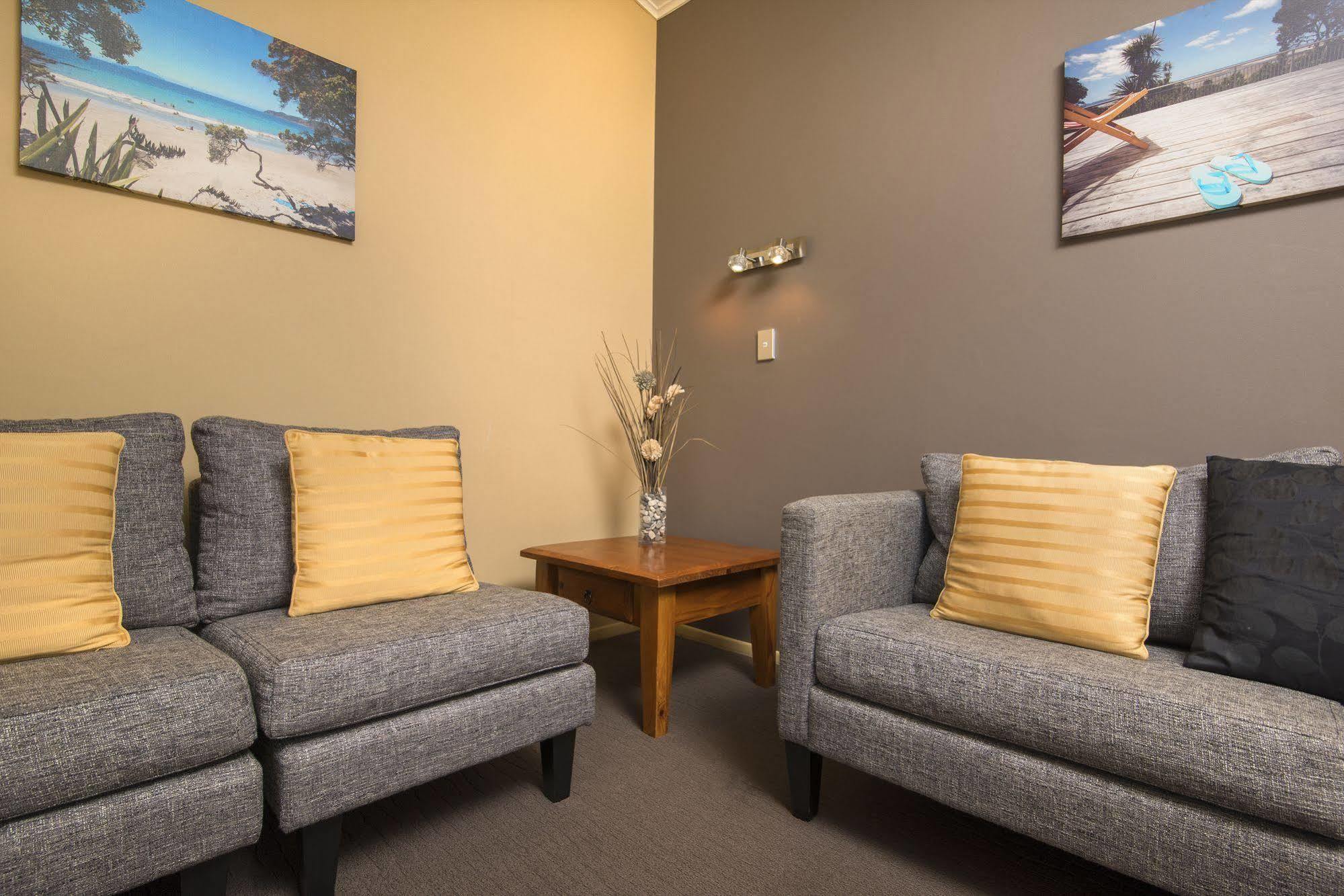 Bay Vista Waterfront Motel Пиктън Екстериор снимка
